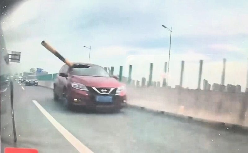 Стальная балка насквозь пробила легковой автомобиль в Китае