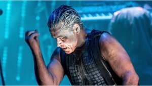 Солист Rammstein исполнил советскую песню и на русском языке