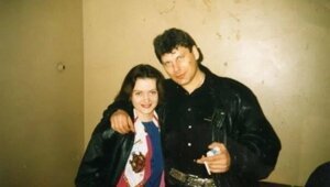 Вечером на лавочке, парочка сидит