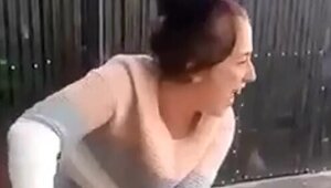 Неудачная попытка девушки открыть банку с сюрстреммингом