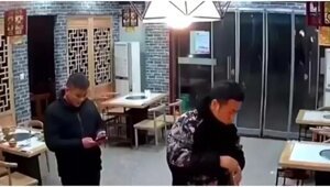 Бык атаковал посетителя кафе в Китае