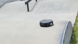 Безбашенный робот-пылесос катается в скейтпарке