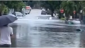 На дно: автомобиль проезжает по затопленной дороге