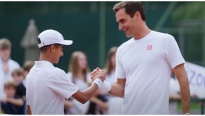 Теннисист Роджер Федерер сыграл с мальчиком, которому пять лет назад пообещал не уходить из спорта
