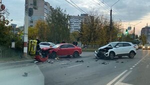 Авария дня. Два водителя устроили ДТП и опрокинули на бок «Оку»