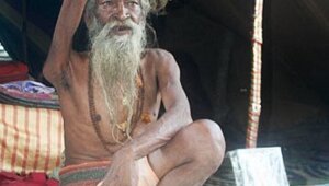 Индус держит поднятую руку вверх и не опускает её, вот уже 50 лет