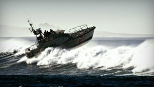 Береговая охрана США спасла жизнь моряку, с опрокинутой волной яхты