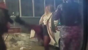 Пьяная нижегородка устроила дебош в баре и подралась с росгвардейцами