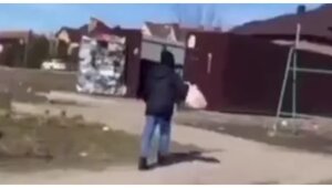 Мальчик поднял настроение бате⁠⁠ своим броском пакета с мусором