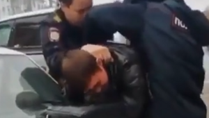 Забавная реакция нарушителя на охранника, пытающегося помочь полицейским
