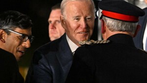 Дипломатический промах: прилетев в Британию, Байден не узнал премьера Сунака и отпихнул его в сторону, чтобы обнять посла США