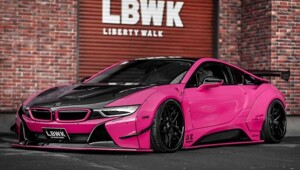 Розовый и агрессивный гибрид BMW i8 от Liberty Walk