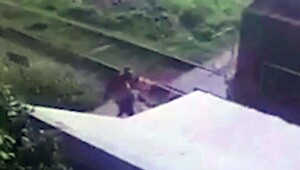 В Подмосковье путеец РЖД спас девушку в наушниках, которая не услышала приближения поезда