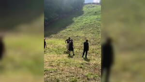 Традиционный забег с горы за головкой сыра выиграла женщина, которая скатилась с холма без сознания