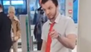 "Уральские авиалинии" отстранили от работы самого вредного сотрудника