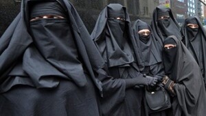 В московском метро мужчина потребовал, чтобы пассажирка сняла никаб и открыл портал в ад