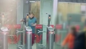 В московском метро парень с ноги вынес стекло и бросился бежать