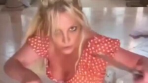 Совсем беда: Бритни Спирс станцевала с кухонными ножами перед камерой