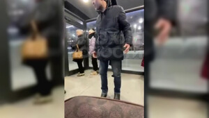 Пьяный мужчина напал на девушек в теплой остановке за то, что они дымили электронкой