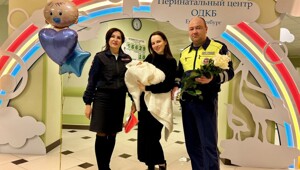 В Екатеринбурге полицейские помогли мужику отвезти его беременную жену в роддом