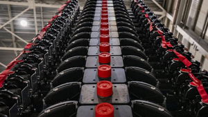 «Это позволит смартфонам иметь связь в любой точке планеты», — Илон Маск показал первые спутники Starlink с прямым подключением к смартфонам