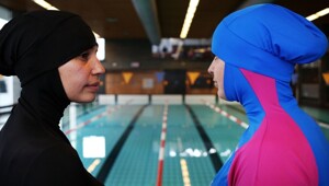 "Постирают манатки, а нам - плавай в непонятно какой воде": жительницам ХМАО запретили посещать бассейн в мусульманских купальниках