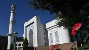 "Потомки будут благодарны": президент Казахстана призвал к запрету никабов и порекомендовал строить больницы и школы, а не только мечети