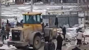 В Новосибирске тракторист радикально решил проблему с нелегальной торговлей мигрантов