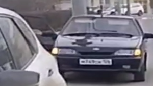 "Завели машину и дёрнули отсюда!": житель Самары напугал цыган-мошенников на авто