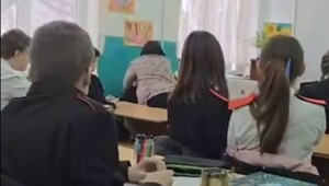  «Столько терплю! Хамло!»: учительница ИЗО отпинала ученика за сидение в телефоне