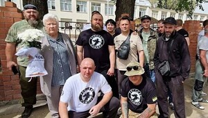 Семерых активистов «Русской общины» задержали после того, как они заступились за школьную учительницу