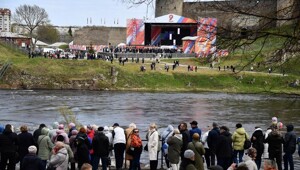 Эстонцы пришли через реку посмотреть концерт в честь Дня Победы в российском Ивангороде