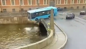 "Без шансов": появилось видео падения пассажирского автобуса в реку Мойку