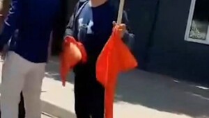 В Казахстане националист в День Победы сорвал советское знамя с автомобиля русских ребят