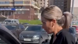 "Нет, меня не колбасит!": в Новосибирске блондинка обматерила семью с ребёнком-инвалидом, заняв их место на парковке