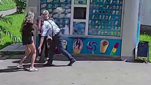 В Обнинске мигрант пытался отшлёпать девушку по пятой точке у магазина с мороженым