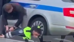 В Москве гаишников уложили лицом в асфальт на глазах прохожих