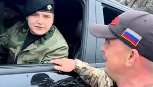 "Подобно прислуге бежит за авто": в соцсетях раскритиковали экс-депутата Баранова, спешившего поприветствовать Адама Кадырова