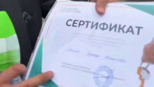 В Казахстане бизнесмен подарил простым сотрудникам 100 квартир
