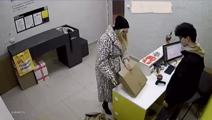 В одном из ПВЗ девушка хотела просто проверить, работает ли её новая лупа
