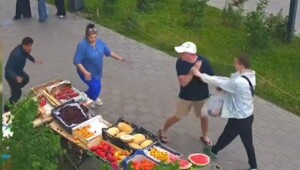 Бои без правил подростка с нелегальными мигрантами-торговцами