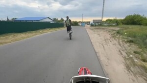 На питбайке на заднем колесе по встречной в закрытый поворот. Что же могло пойти не так?
