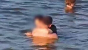 Парочка занялась сексом в воде рядом с купающимися людьми