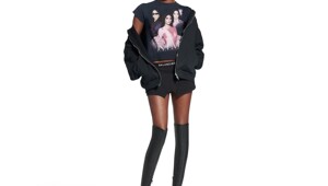 Balenciaga выпустила эффектную мини-юбку