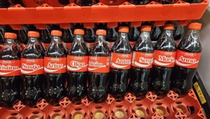 В Эстонии разгорелся скандал из-за бутылок Coca-Cola с русскими именами