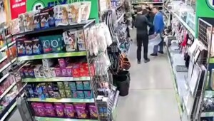 Дерзкое нападение на мужчину в магазине попало на видео