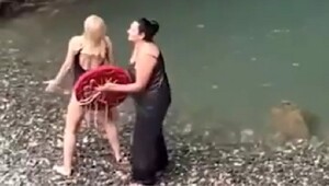 В Сочи две женщины  устроили дикие танцы с бубном