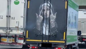 Православные активисты заставили водителя закрасить рисунок монахини на автомобиле