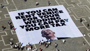 Жители Венеции протестуют против проведения свадьбы американского миллиардера в городе