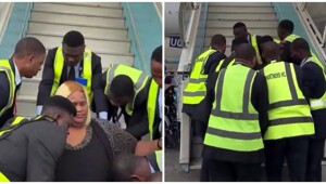 Погрузка бодипозитивной активистки в самолет